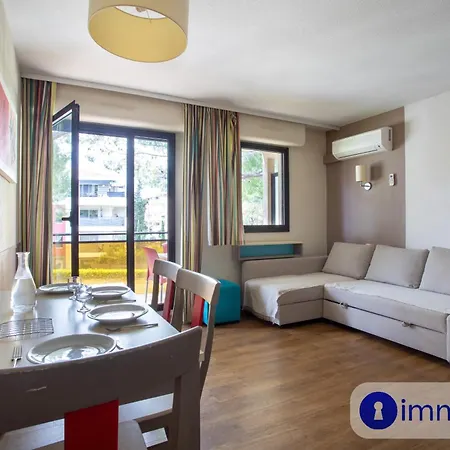 Air-conditioned In With Swimming Pool Apartment *