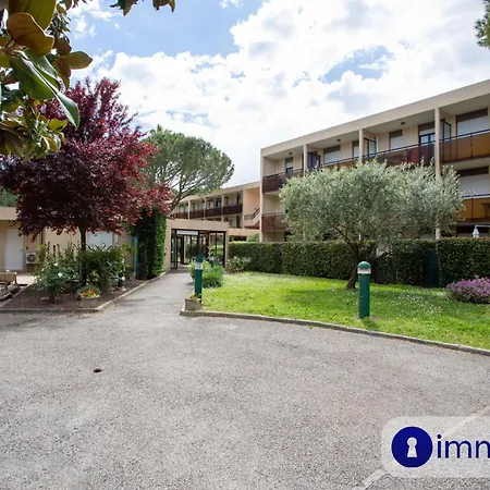 Air-conditioned In With Swimming Pool Apartment